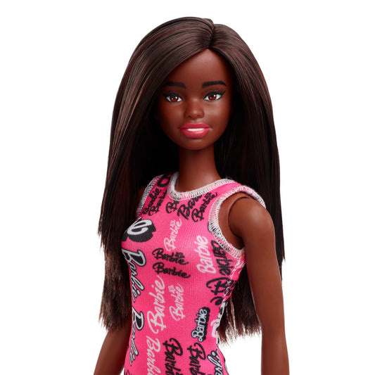 Barbie  Poupée Mode  Cheveux Noirs, Robe Rose à Logos, Chaussures
